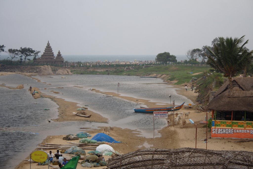 02-Beach to the south with the Shore Temple.jpg - Beach to the south with the Shore Temple